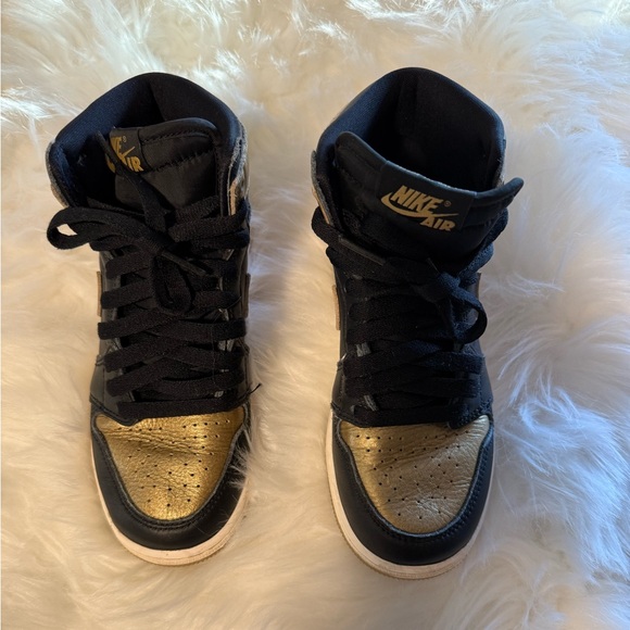 Nike Air Jordan 1 Retro High OG Black & Metallic Gold - Picture 2 of 6